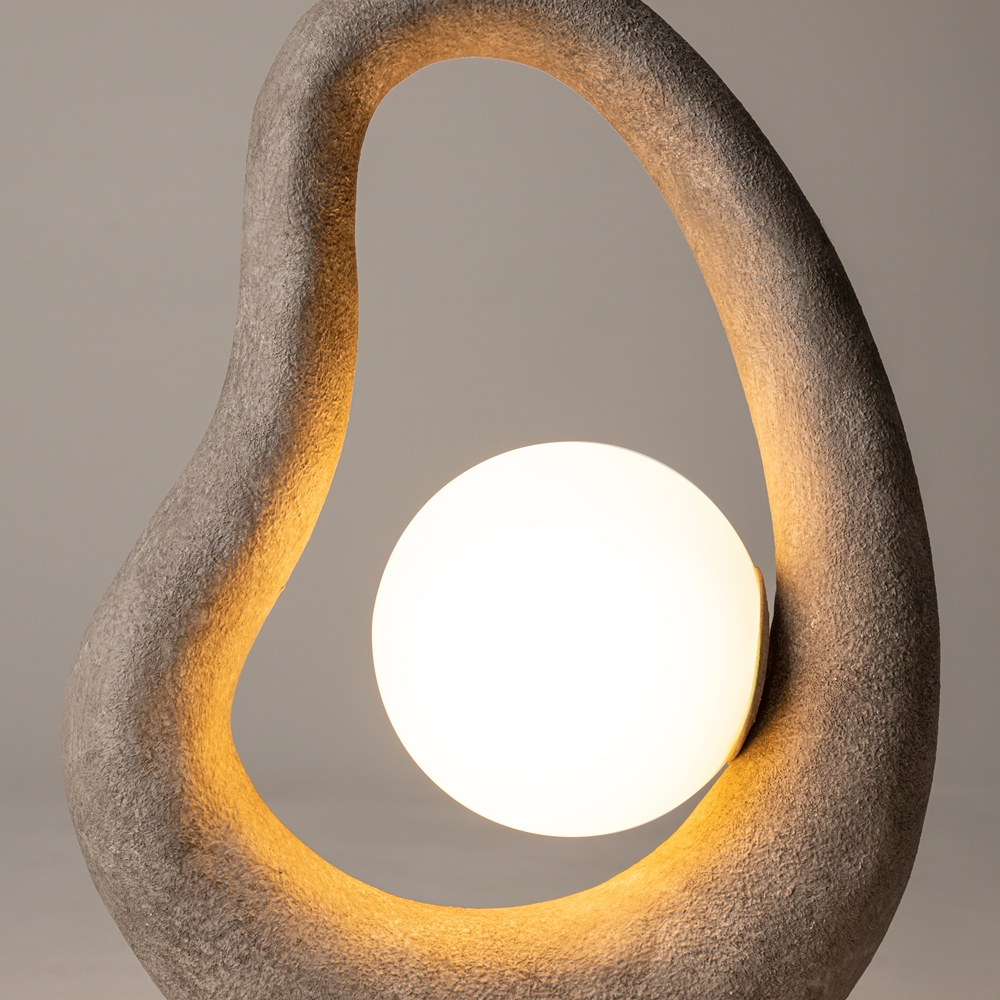 Opus 38cm Grijs tafellamp Van Maytoni - De witte glazen kap verspreidt een zacht en aangenaam licht dat een harmonieuze sfeer in de kamer cre&euml;ert.
