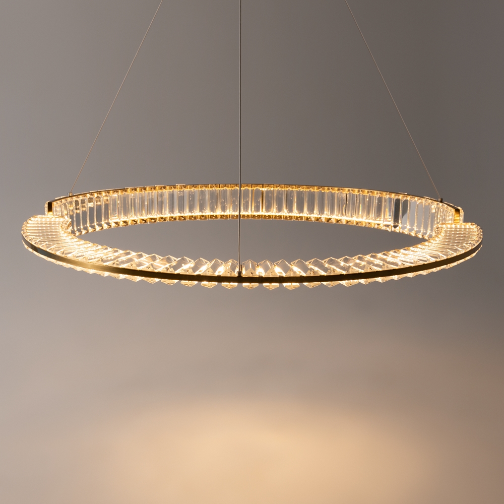Krone Ø80 Messing hanglamp Van Maytoni - Met zijn royale diameter van 80 cm is hij een luxueuze blikvanger in huis en verspreidt hij een warm en sfeervol licht.