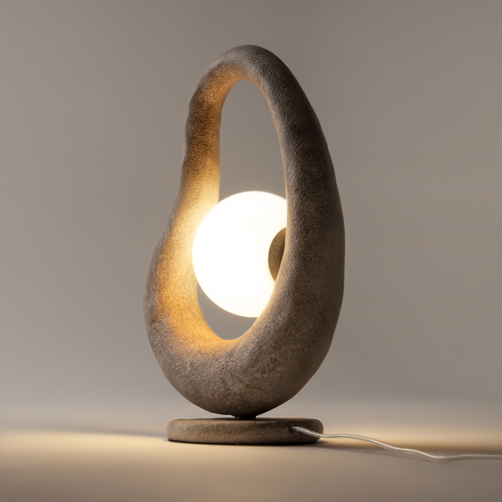Opus 38cm Grijs tafellamp Van Maytoni - De witte glazen kap verspreidt een zacht en aangenaam licht dat een harmonieuze sfeer in de kamer cre&euml;ert.