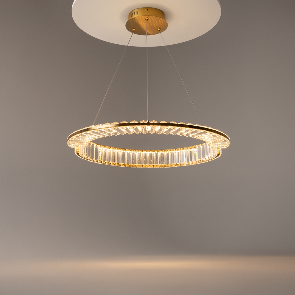 Krone Ø62 Messing hanglamp Van Maytoni - Met zijn royale diameter van 62 cm is hij een luxueuze blikvanger in huis en verspreidt hij een warm en sfeervol licht.