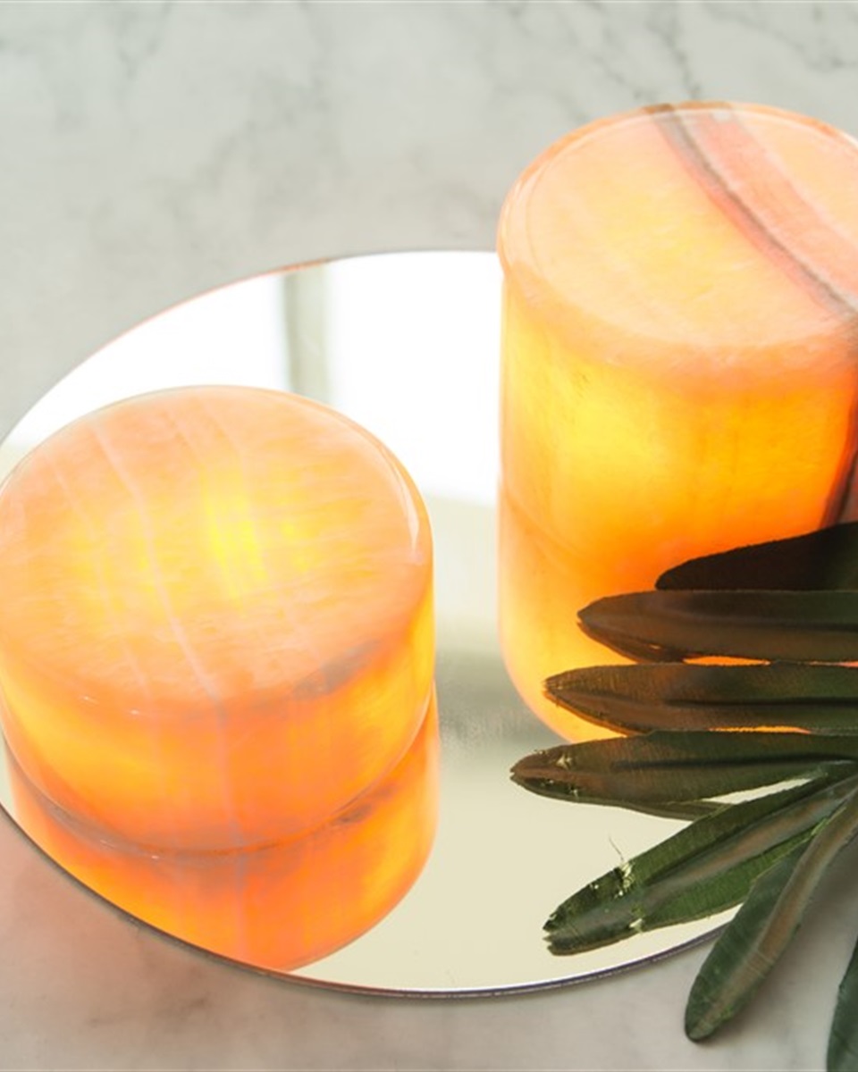 Marble 4cm Beige Van Unison - De tafellamp werkt op 2 AA-batterijen en heeft een timerfunctie met een brandduur van 6 uur en een uitschakelduur van 18 uur.