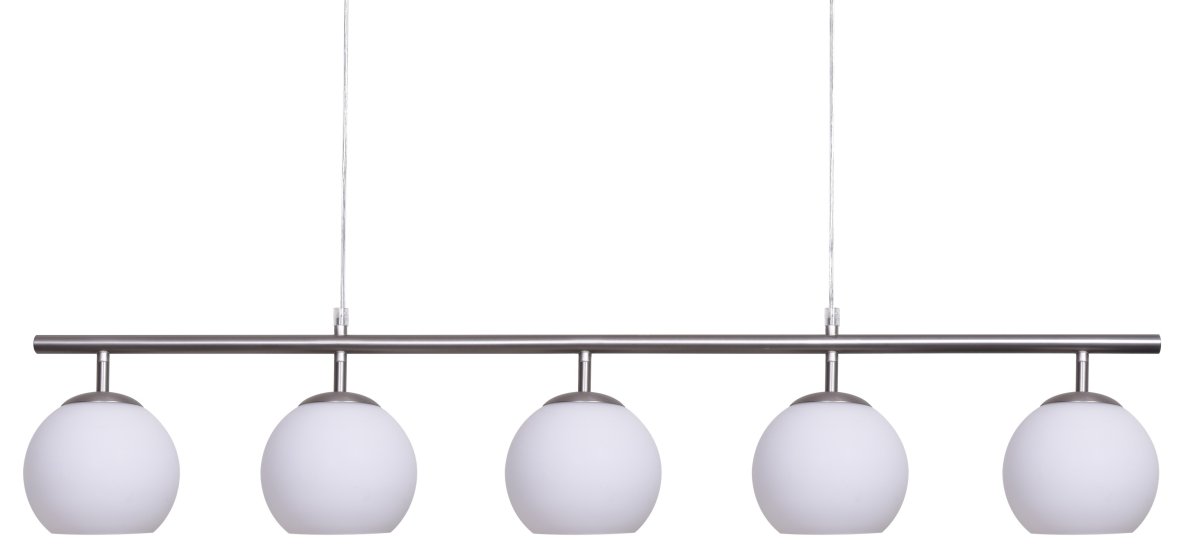 Globi 5 120cm Nikkel/wit hanglamp Van Nordic Lighting - De metalen ophanging met een matte nikkelafwerking zorgt voor een elegante en grafische uitstraling, terwijl de vijf ronde opalen glazen koepels een aangenaam en gelijkmatig licht in de ruimte verspreiden.