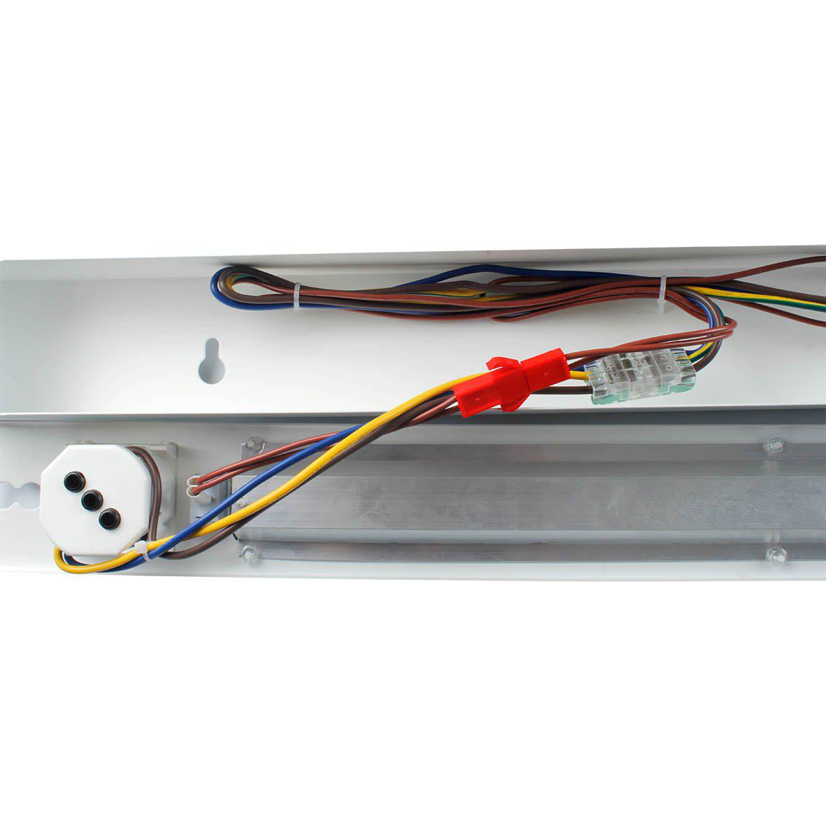 Bänky met stopcontact 58cm Wit Van Designlight - Dit model is 580 mm lang en levert een krachtig, gelijkmatig licht met een vermogen van 10 W en een lichtstroom van 1000 lumen, ideaal voor het verlichten van het gehele werkblad.