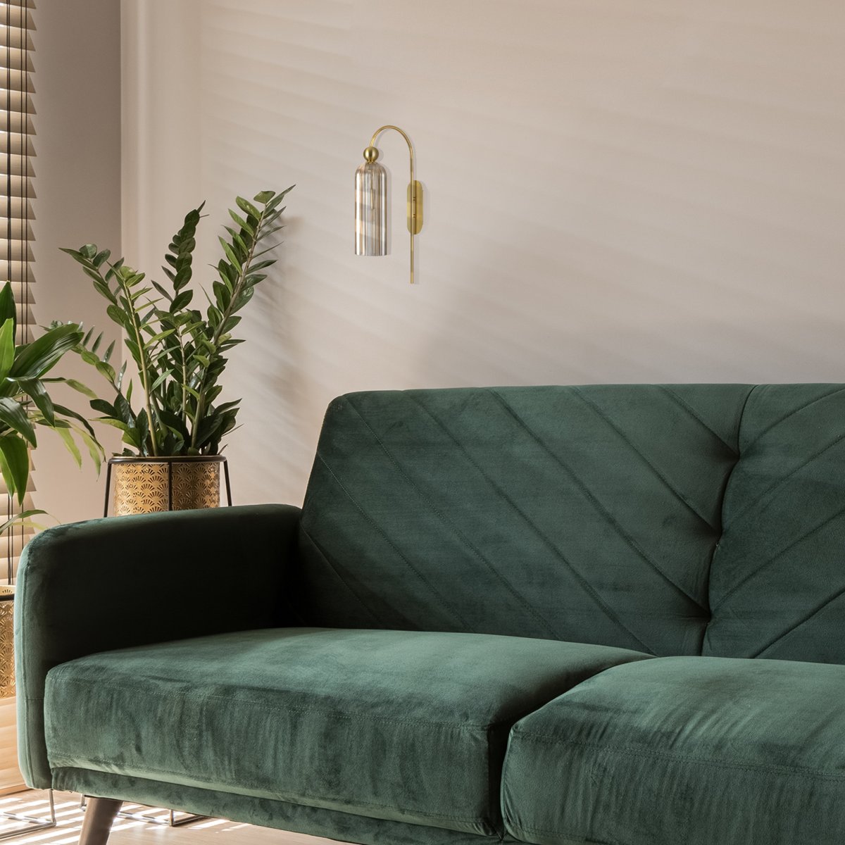 Antic 55cm Goud wandlamp Van Maytoni - Dankzij de verfijnde boogvorm en unieke kleurencombinatie is dit de perfecte keuze voor iedereen die een tijdloze en elegante sfeer aan zijn huis wil toevoegen.
