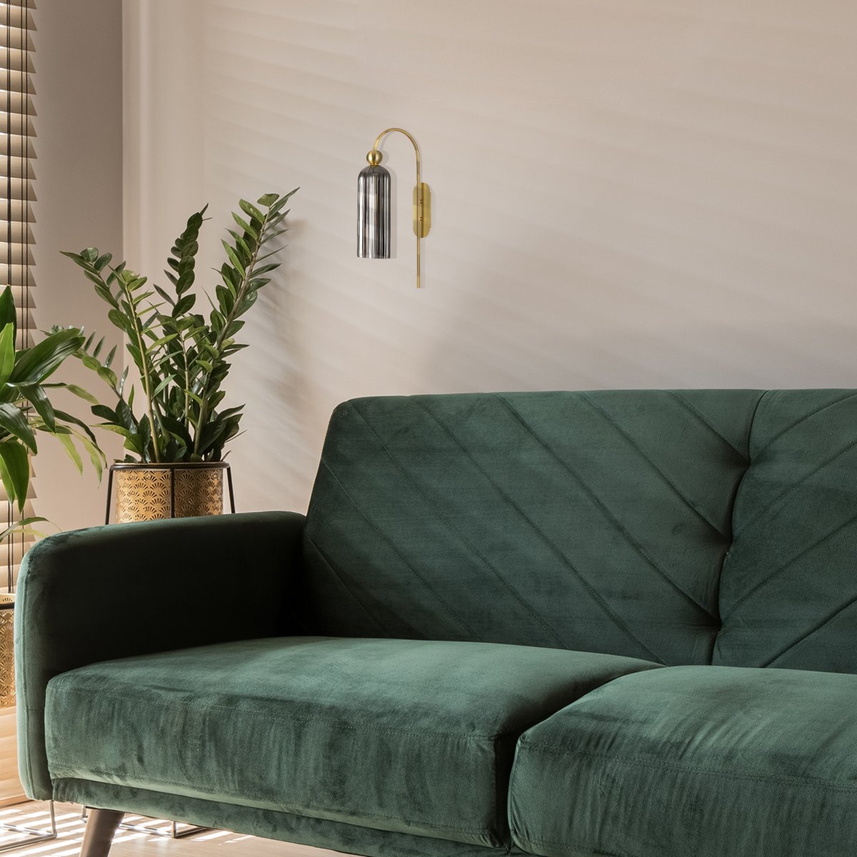 Antic 54cm Rook wandlamp Van Maytoni - Dankzij de verfijnde boogvorm en unieke kleurencombinatie is dit de perfecte keuze voor iedereen die een tijdloze en elegante sfeer aan zijn huis wil toevoegen.