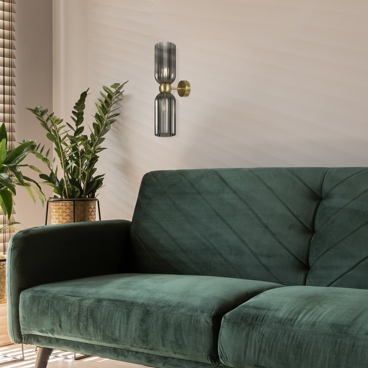 Antic 44cm Rook wandlamp Van Maytoni - De dubbele glazen kap van gerookt glas wordt gecombineerd met een elegant goudkleurig armatuur, waardoor een harmonieuze balans ontstaat tussen modern design en klassieke charme.