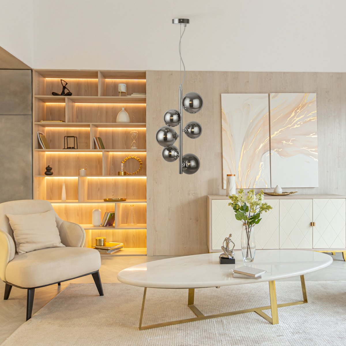 Dallas Ø30 Chroom hanglamp Van Maytoni - Het unieke ontwerp met ronde glazen koepels in verschillende richtingen creëert een dramatisch en elegant lichtspel dat de kamer vult met warmte en karakter.