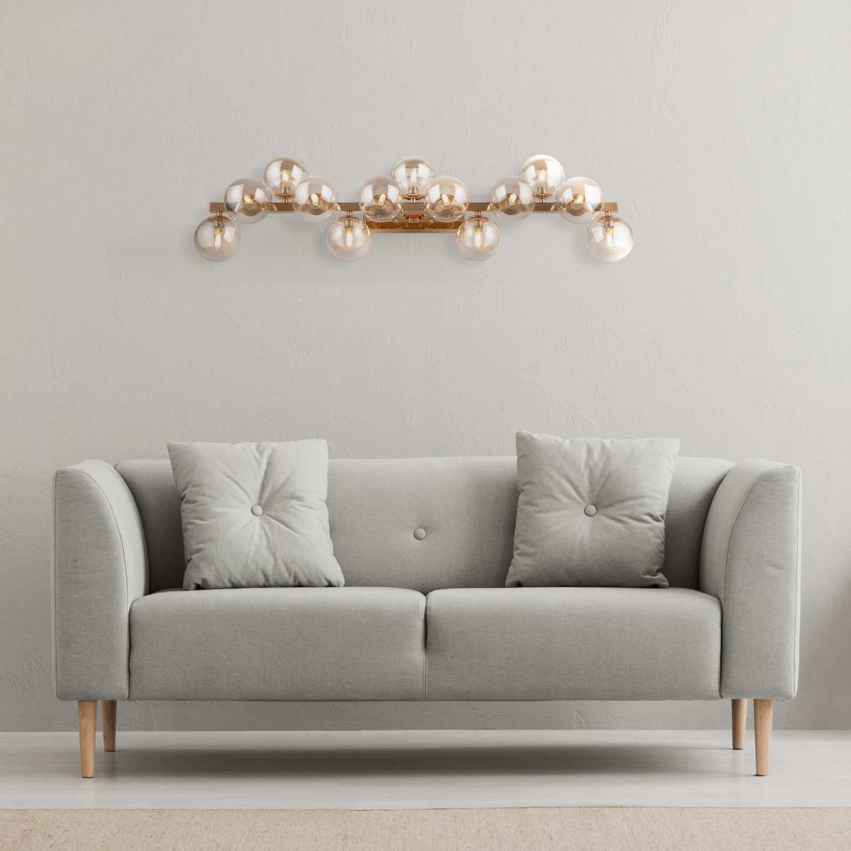 Dallas 95cm Goud wandlamp Van Maytoni - Het unieke ontwerp met ronde glazen koepels in verschillende richtingen creëert een dramatisch en elegant lichtspel dat de kamer vult met warmte en karakter.