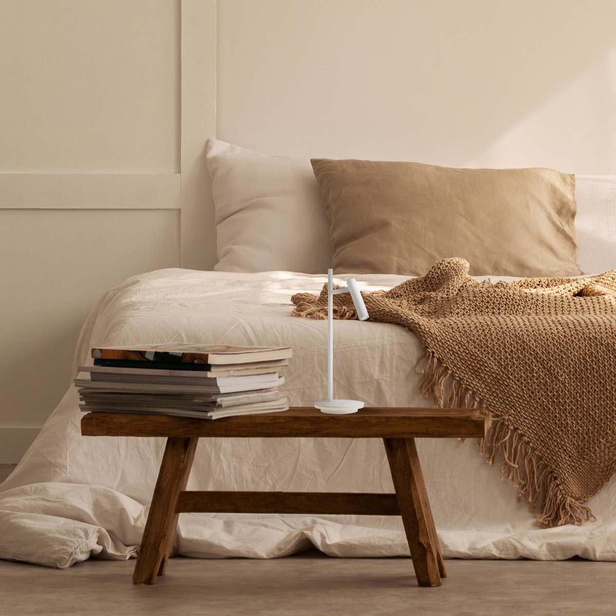 Estudo 45cm Wit bureaulamp Van Maytoni - De minimalistische vorm en de elegante basis met geïntegreerde lichtrand maken Estudo een veelzijdige en elegante toevoeging aan zowel huis als kantoor.