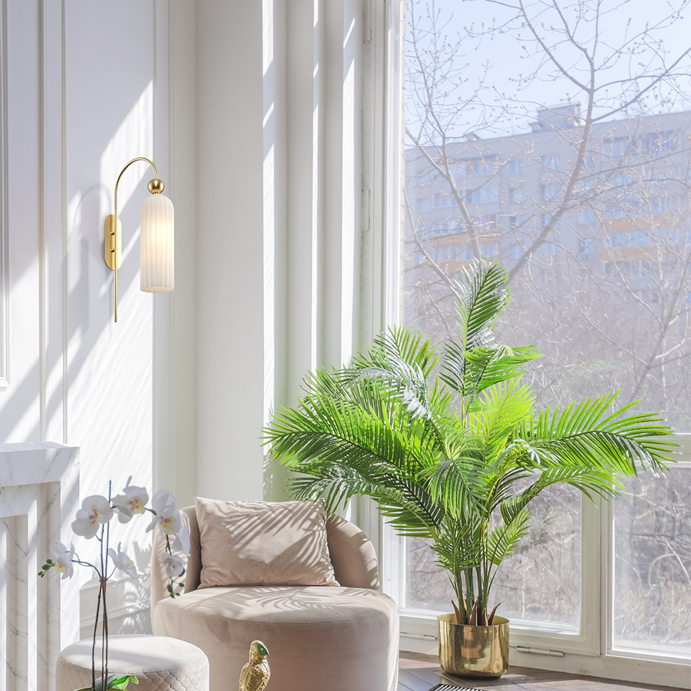 Antic 54cm Wit wandlamp Van Maytoni - Dankzij de verfijnde boogvorm en unieke kleurencombinatie is dit de perfecte keuze voor iedereen die een tijdloze en elegante sfeer aan zijn huis wil toevoegen.