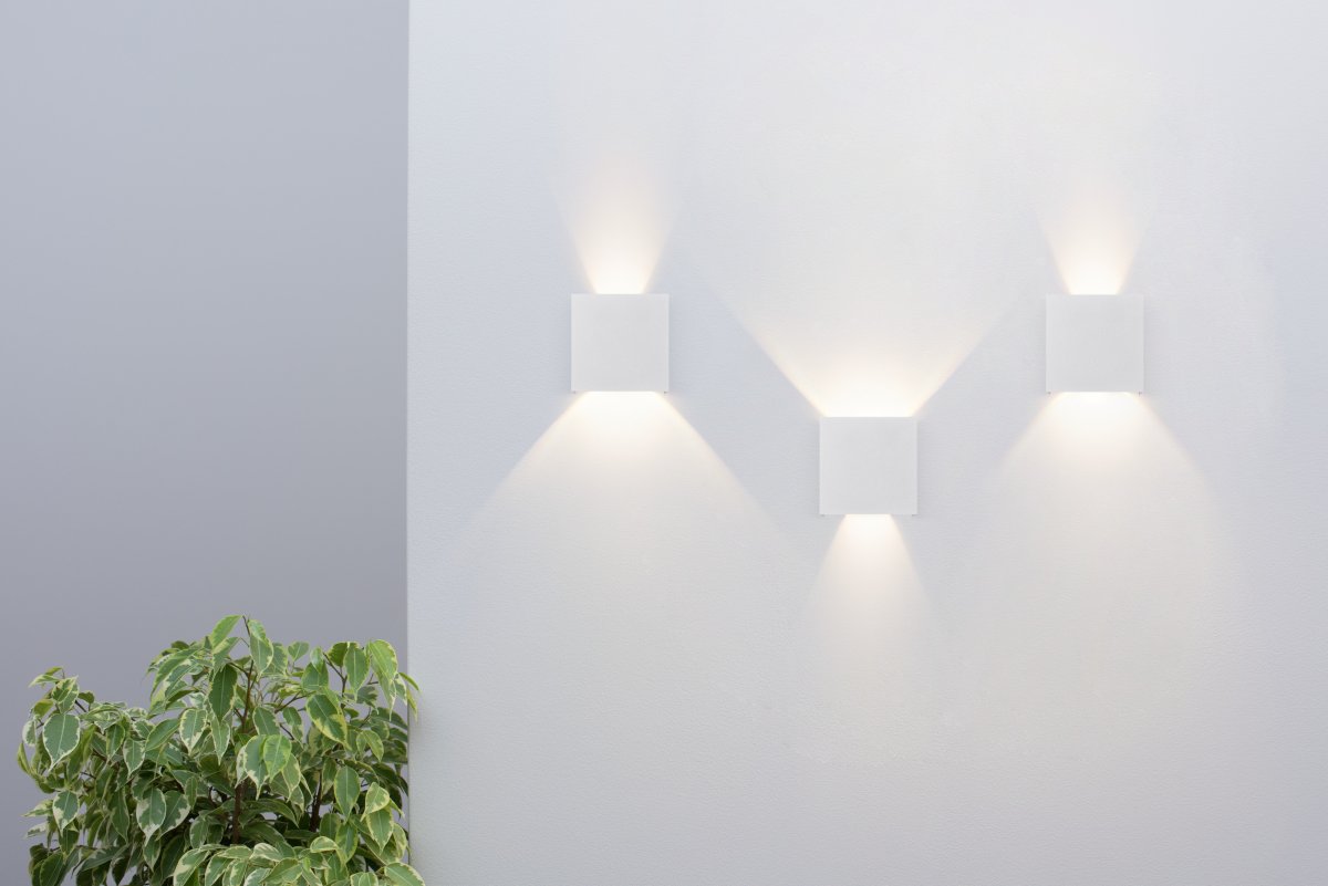 Fulton Wit buitenlamp Van Maytoni - Het eenvoudige en stijlvolle oppervlak wordt gecombineerd met een tweezijdige lichtstroom die zowel naar boven als naar beneden voor een zacht en aangenaam licht zorgt.