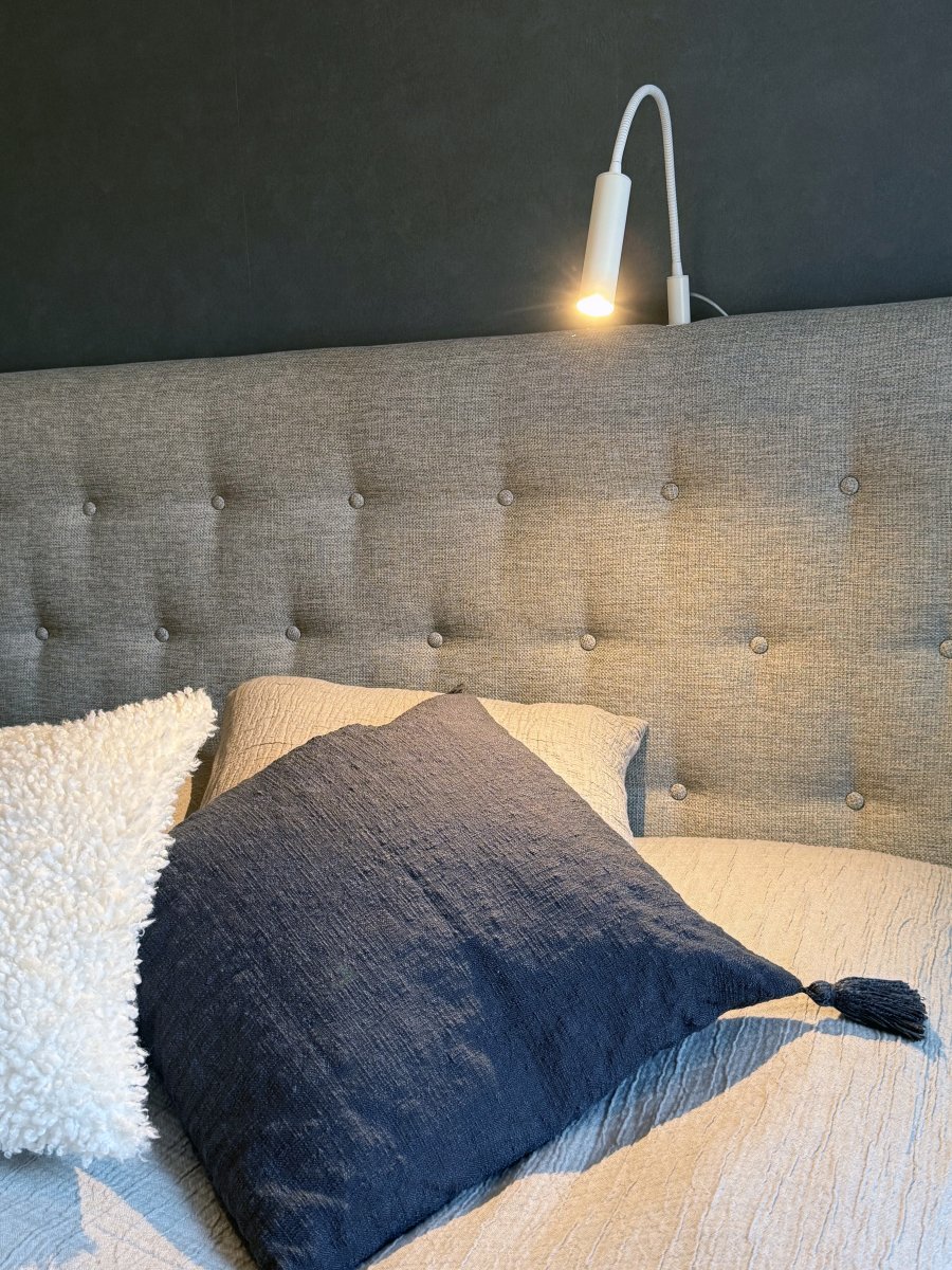 Artic Flex Wit leeslamp Van Aneta Lighting - Wordt geleverd met een ge&iuml;ntegreerde led-lichtbron met dimfunctie die gemakkelijk bereikbaar is op de lampkop.