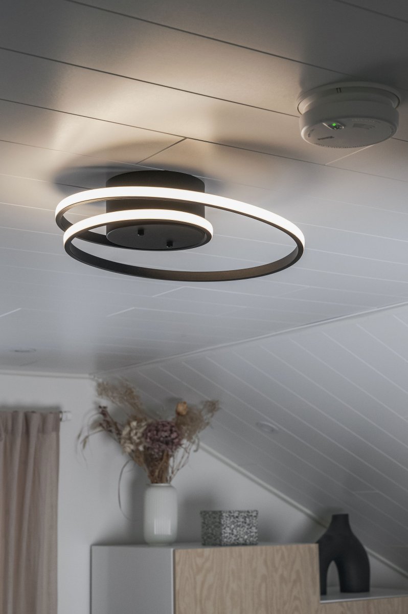 Zibella Ø40 Zwart plafondlamp Van Trio Lighting - Met de ingebouwde SWITCH-dimmer kan de helderheid eenvoudig in drie standen worden aangepast &ndash; 100%, 50% en 25% - via een normale stroomonderbreker.