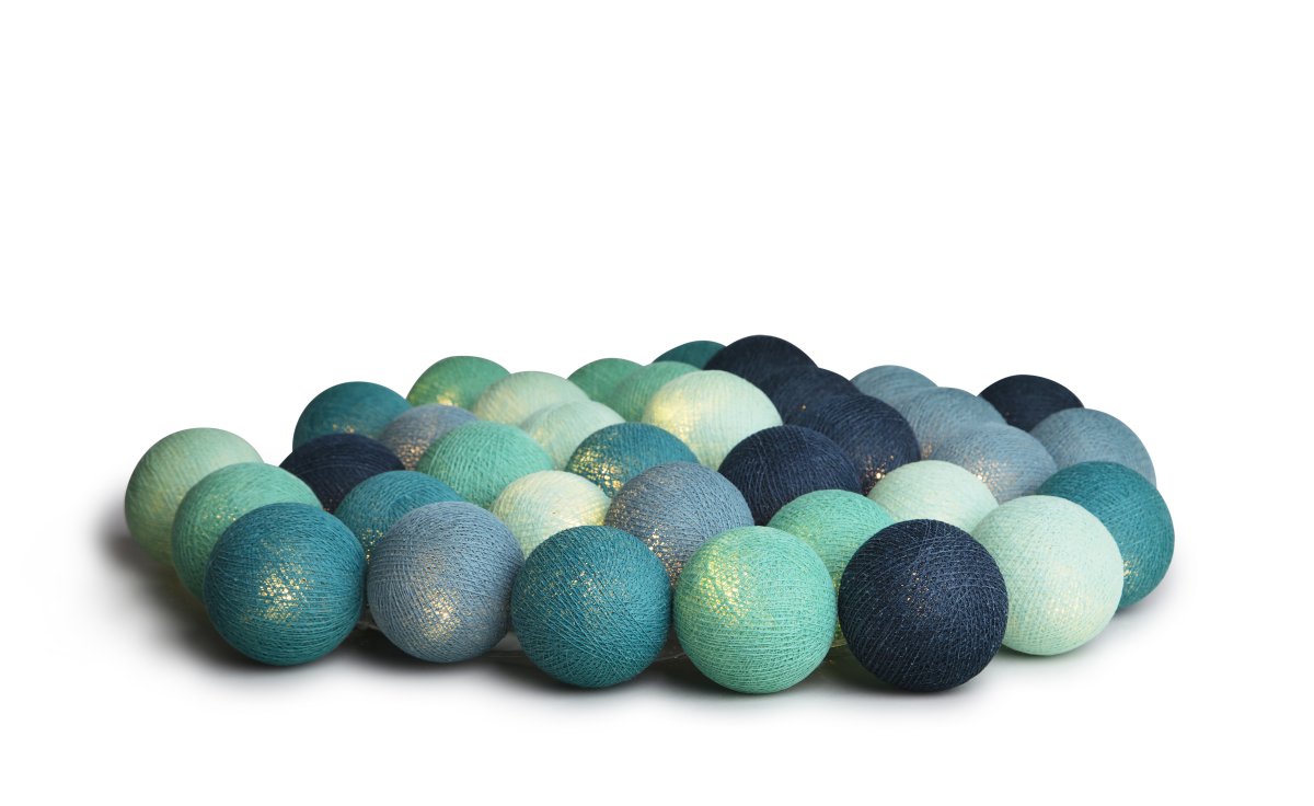 Irislights Cool Mint 35-lights Blauw Van Irislights - De lichtslinger bestaat uit een kunststof snoer met handgemaakte bolletjes van katoen en polyester die een mooi licht doorlaten.