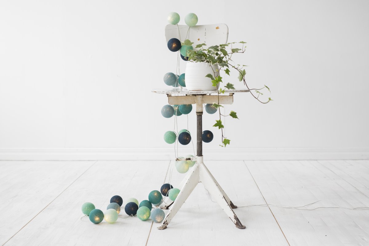 Irislights Cool Mint 35-lights Blauw Van Irislights - De lichtslinger bestaat uit een kunststof snoer met handgemaakte bolletjes van katoen en polyester die een mooi licht doorlaten.