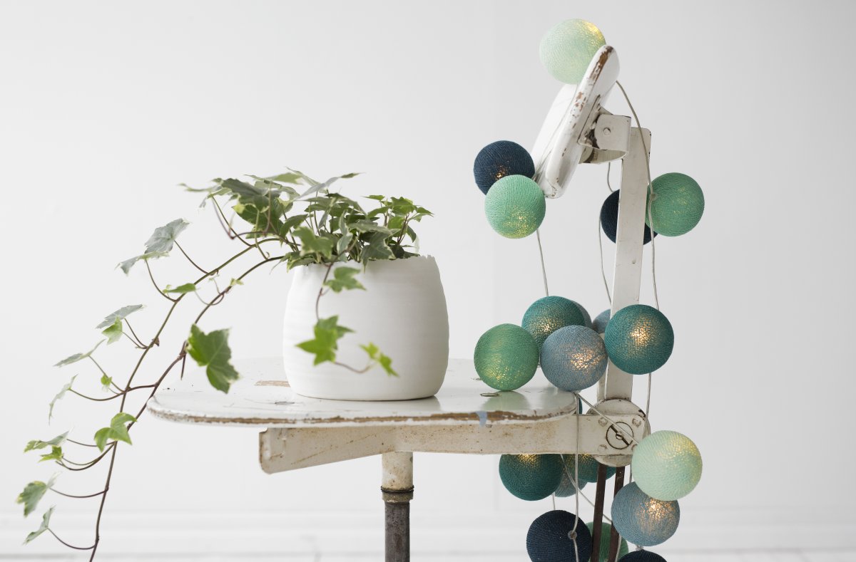 Irislights Cool Mint 35-lights Blauw Van Irislights - De lichtslinger bestaat uit een kunststof snoer met handgemaakte bolletjes van katoen en polyester die een mooi licht doorlaten.
