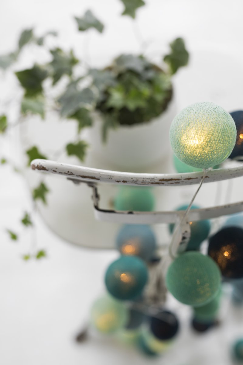 Irislights Cool Mint 35-lights Blauw Van Irislights - De lichtslinger bestaat uit een kunststof snoer met handgemaakte bolletjes van katoen en polyester die een mooi licht doorlaten.