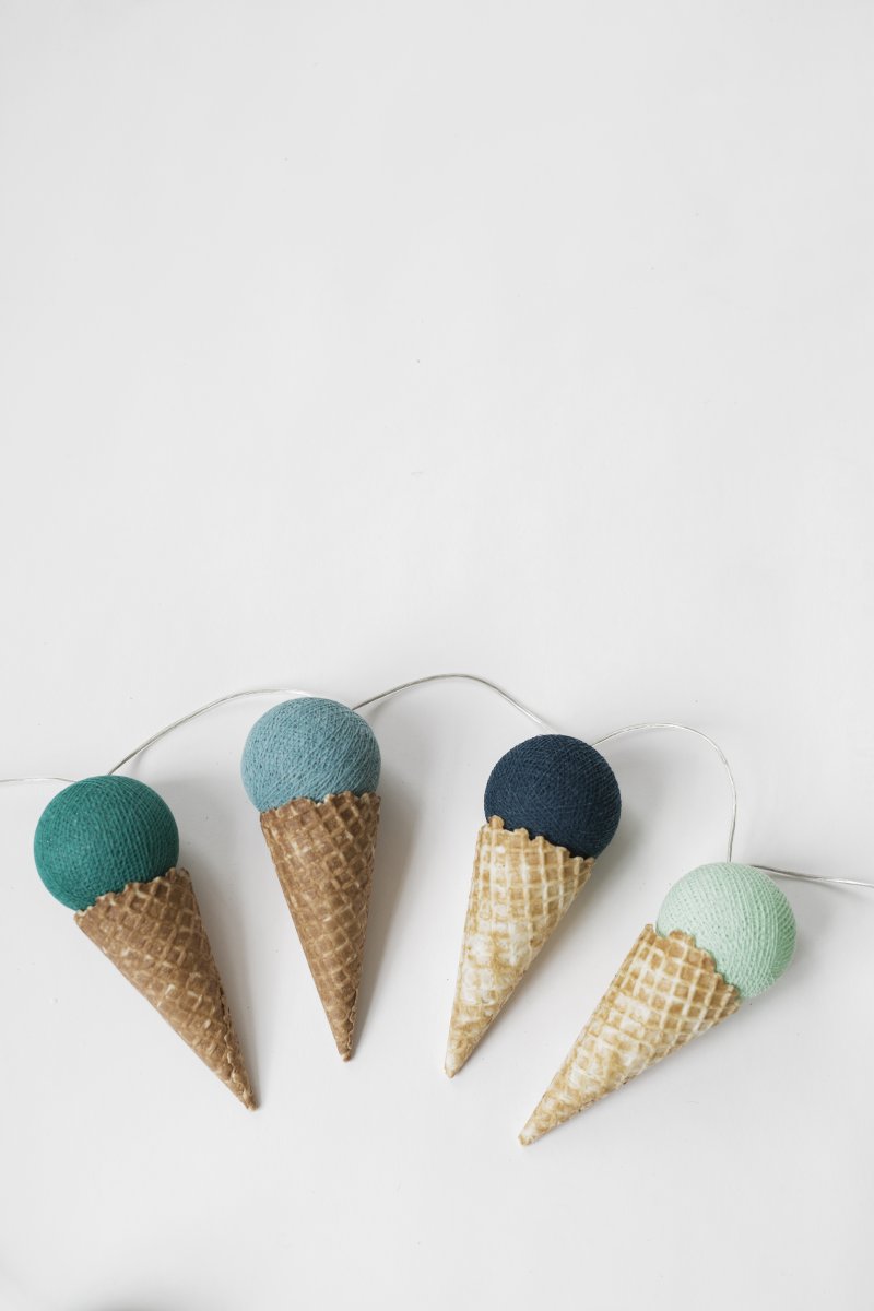 Irislights Cool Mint 35-lights Blauw Van Irislights - De lichtslinger bestaat uit een kunststof snoer met handgemaakte bolletjes van katoen en polyester die een mooi licht doorlaten.