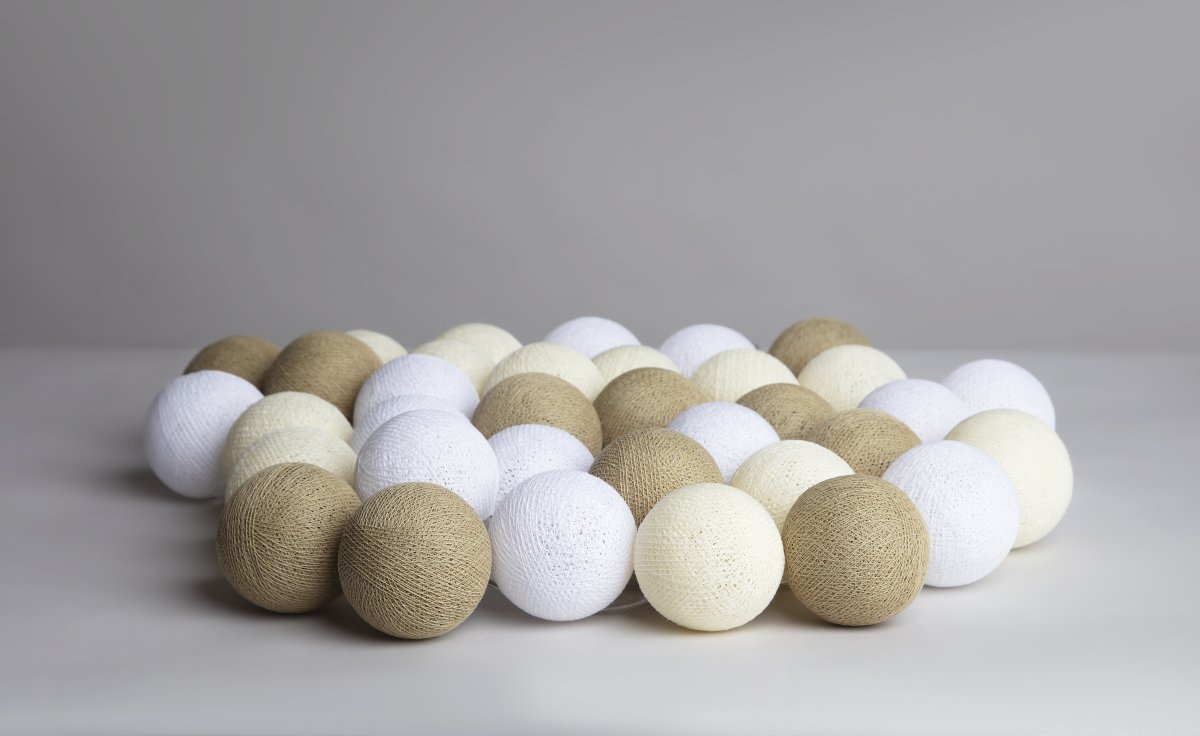 Irislights Creamy White 35-lights Beige Van Irislights - De snaar is gemaakt van kunststof en heeft handgemaakte bolletjes van katoen en polyester die een mooi zacht licht geven als hij brandt.