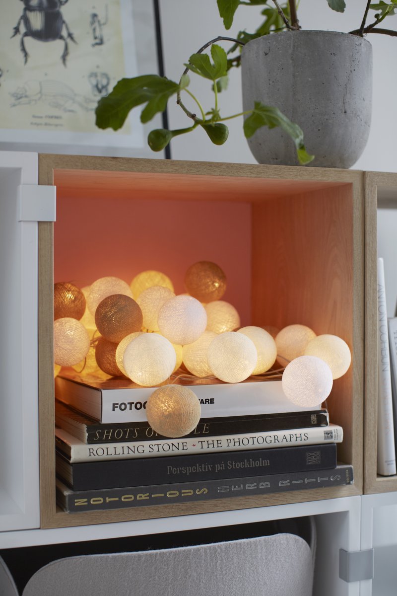 Irislights Creamy White 35-lights Beige Van Irislights - De snaar is gemaakt van kunststof en heeft handgemaakte bolletjes van katoen en polyester die een mooi zacht licht geven als hij brandt.