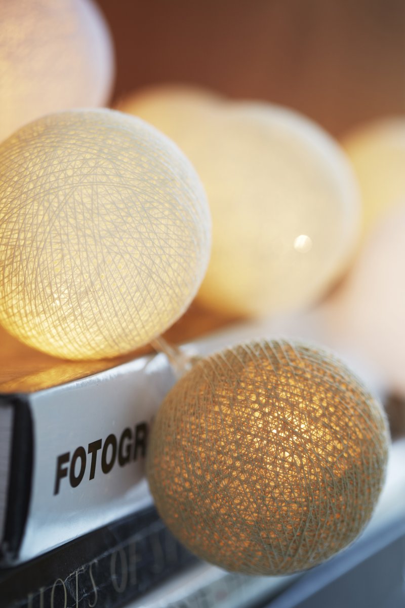 Irislights Creamy White 35-lights Beige Van Irislights - De snaar is gemaakt van kunststof en heeft handgemaakte bolletjes van katoen en polyester die een mooi zacht licht geven als hij brandt.