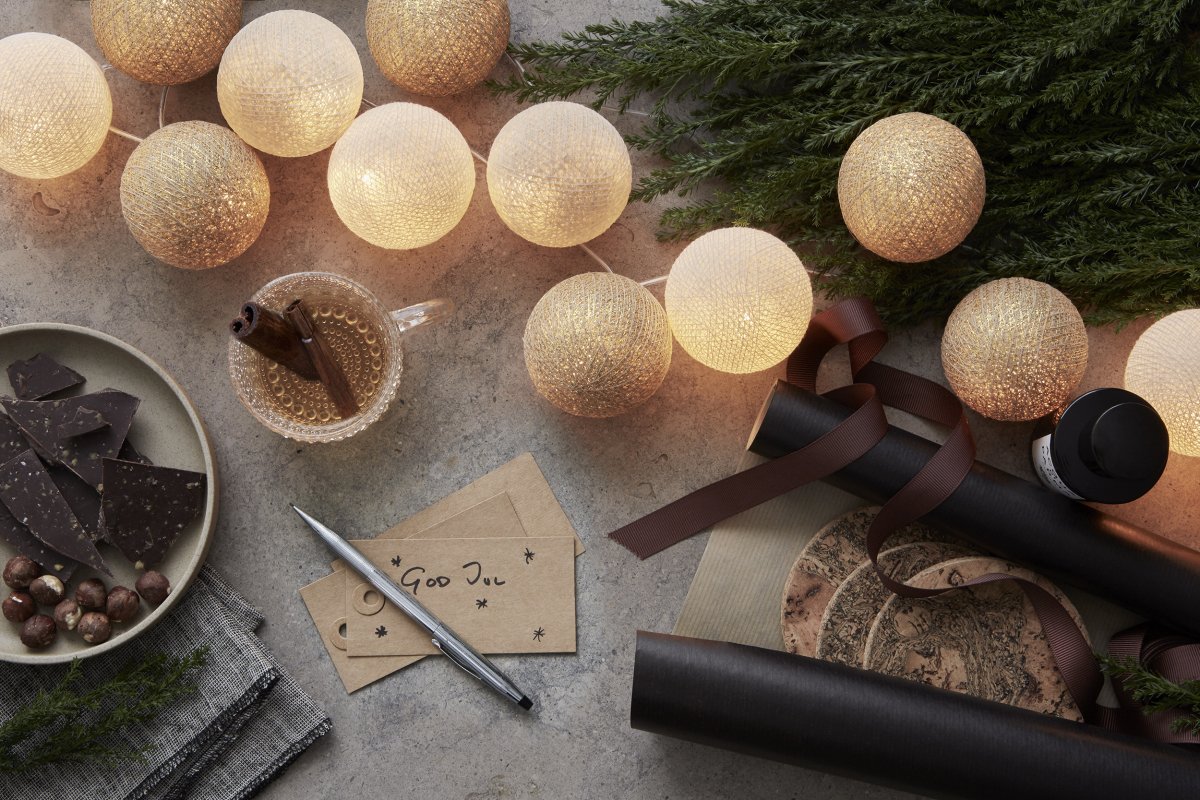 Irislights Gold 20-lights Goud Van Irislights - De elegante Gold-lichtslinger is een prachtige lichtbron van handgemaakte bollen van katoen en polyester.