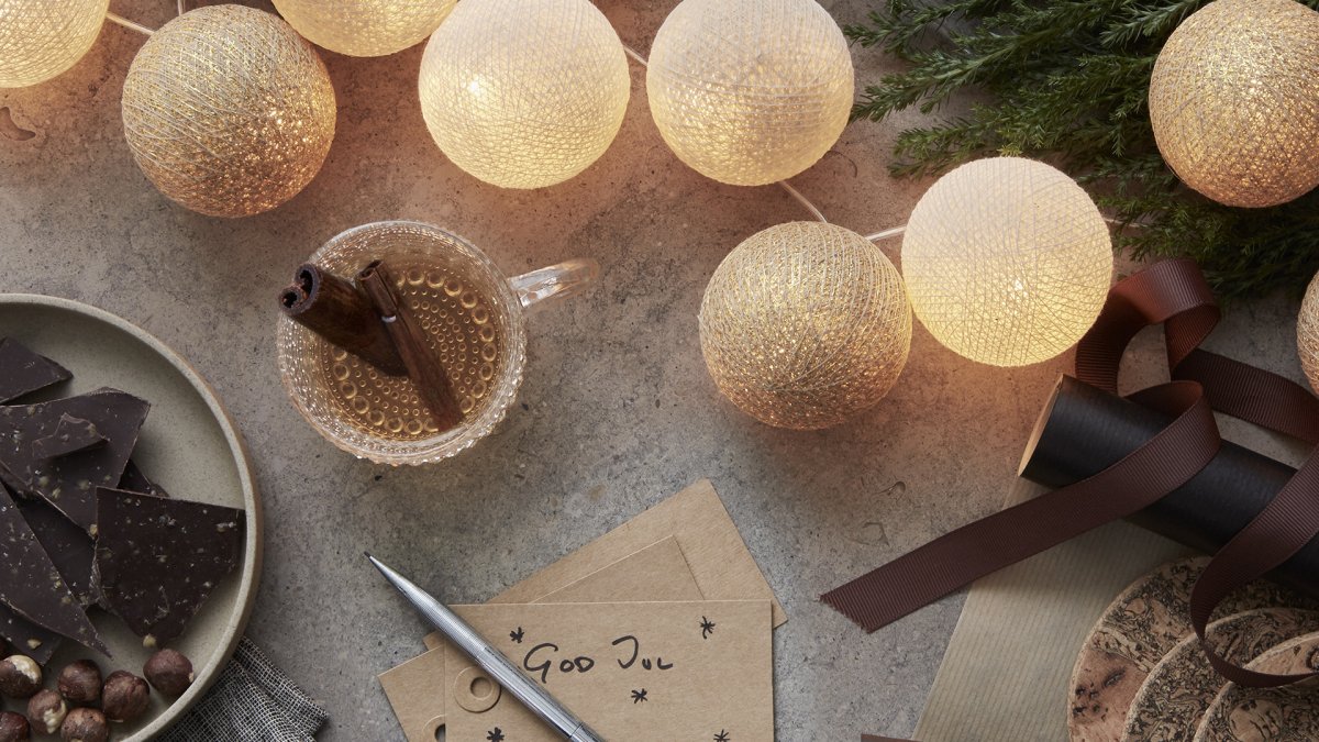 Irislights Gold 20-lights Goud Van Irislights - De elegante Gold-lichtslinger is een prachtige lichtbron van handgemaakte bollen van katoen en polyester.