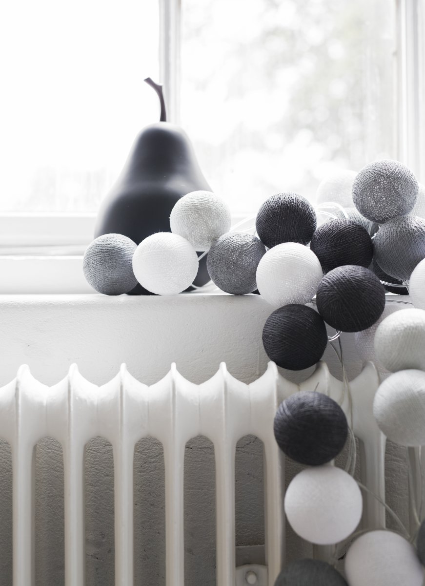 Irislights Graphic grey 20-lights Grijs Van Irislights - De lichtslinger bestaat uit een kunststof snoer met handgemaakte bolletjes van katoen en polyesterdraad die een zacht licht verspreiden.