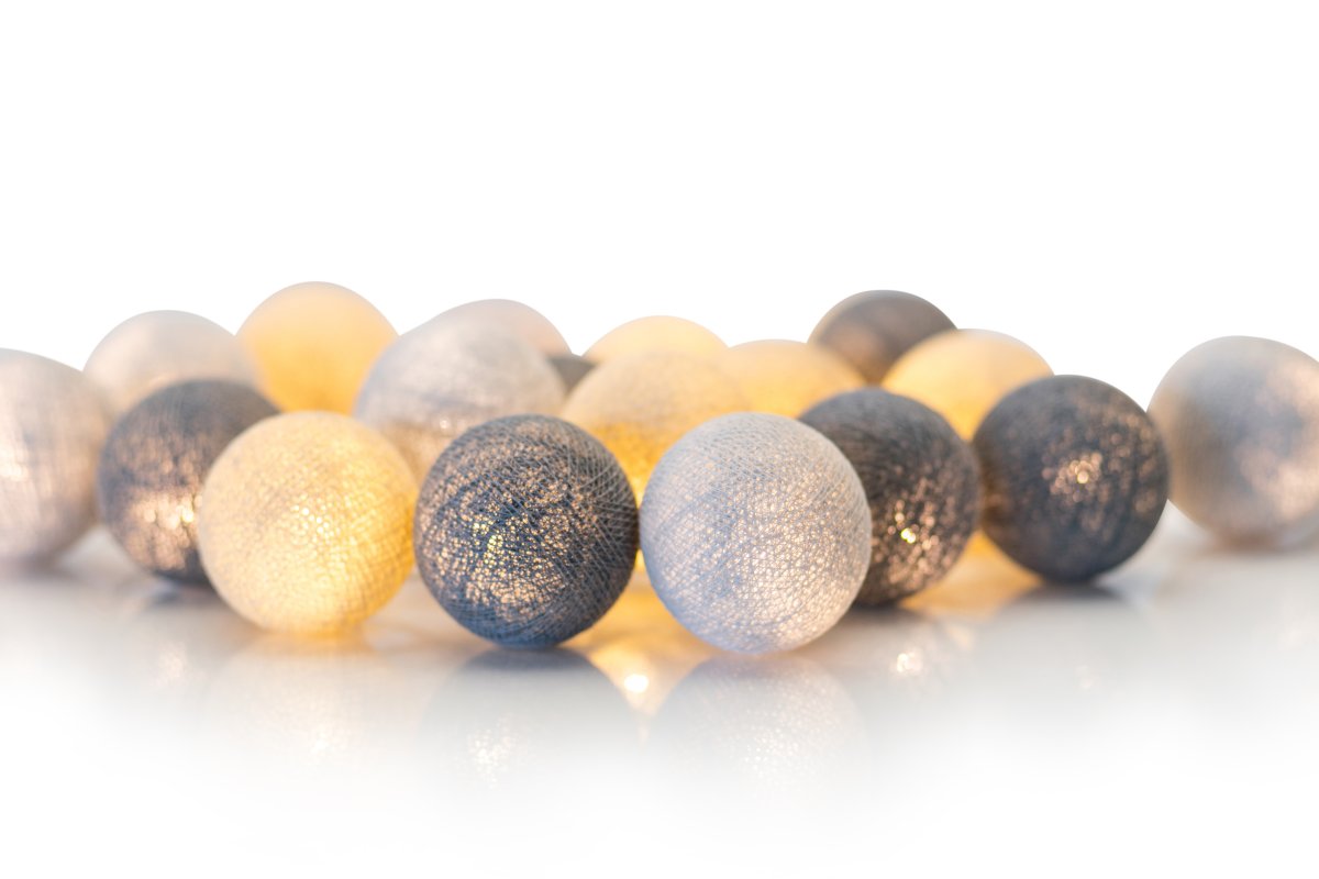 Irislights Greige 20-lights Greige Van Irislights - Deze lichtslinger van Irislights heeft een sobere kleurstelling met handgemaakte ballen in grijs en beige, ook wel "greige" genoemd.