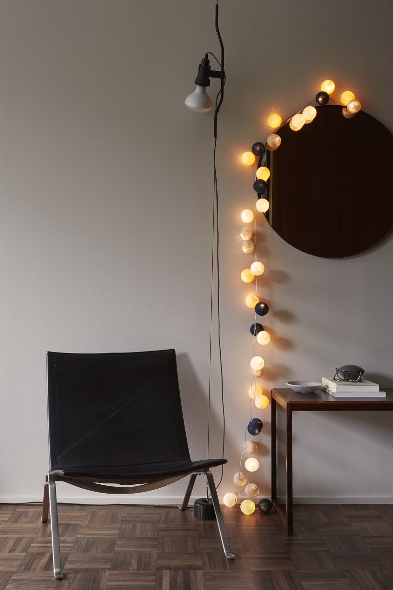 Irislights Moonlight 20-lights Veelkleurig Van Irislights - De lichtslinger bestaat uit handgemaakte bollen van katoen en polyester met een bevestigd kunststof snoer.
