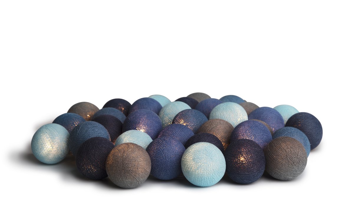 Irislights Ocean Blue 20-lights Blauw Van Irislights - Hij verspreidt een warm, gezellig licht en cre&euml;ert een huiselijke sfeer, waar je hem ook plaatst.