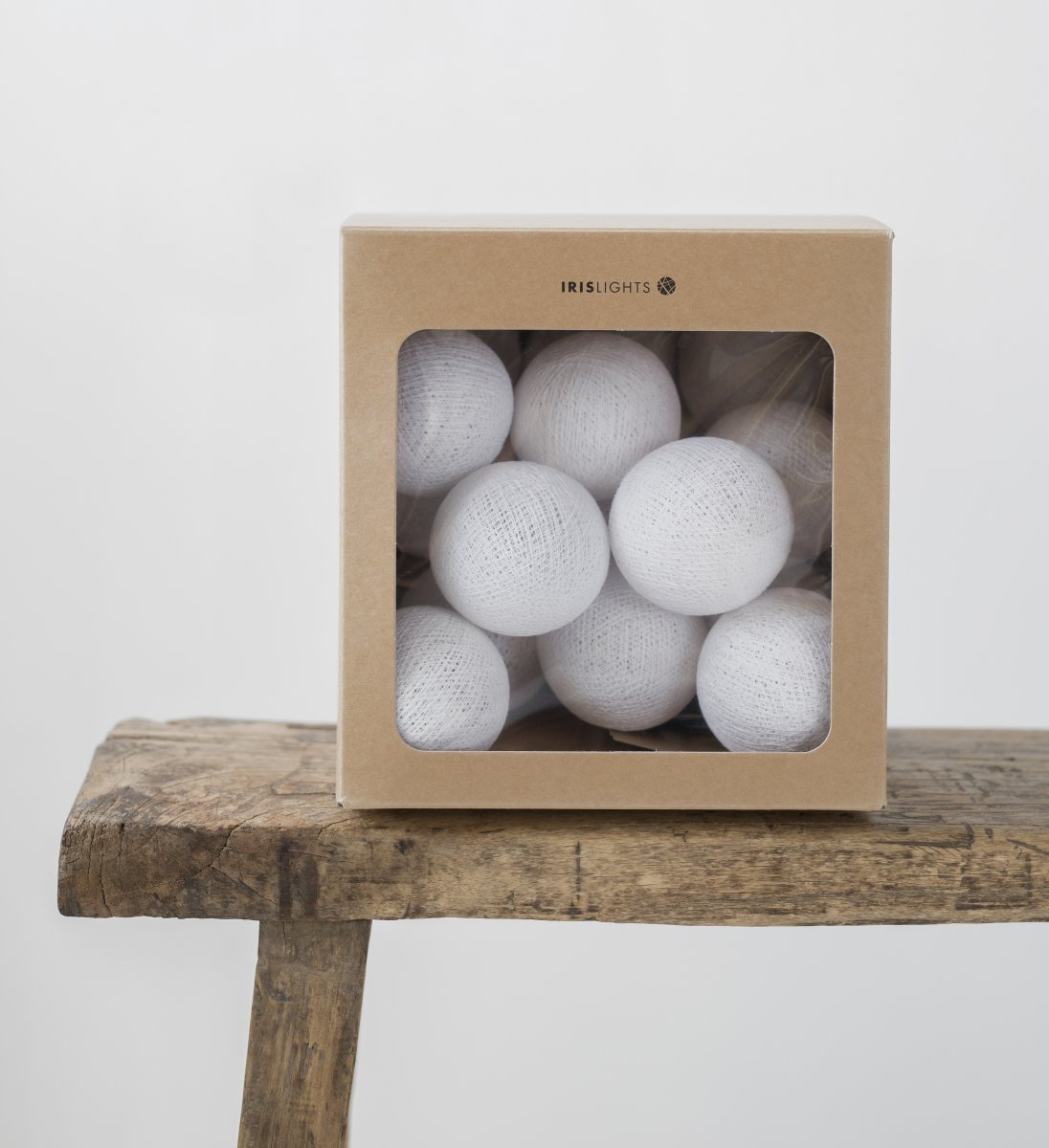 Irislights Pure white 20-lights Wit Van Irislights - De lichtslinger is voorzien van handgemaakte bolletjes van katoen- en polyesterdraad en geeft een gezellige gloed wanneer hij brandt.
