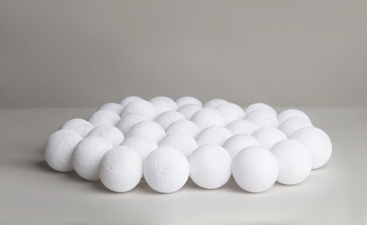 Irislights Pure white 20-lights Wit Van Irislights - De lichtslinger is voorzien van handgemaakte bolletjes van katoen- en polyesterdraad en geeft een gezellige gloed wanneer hij brandt.