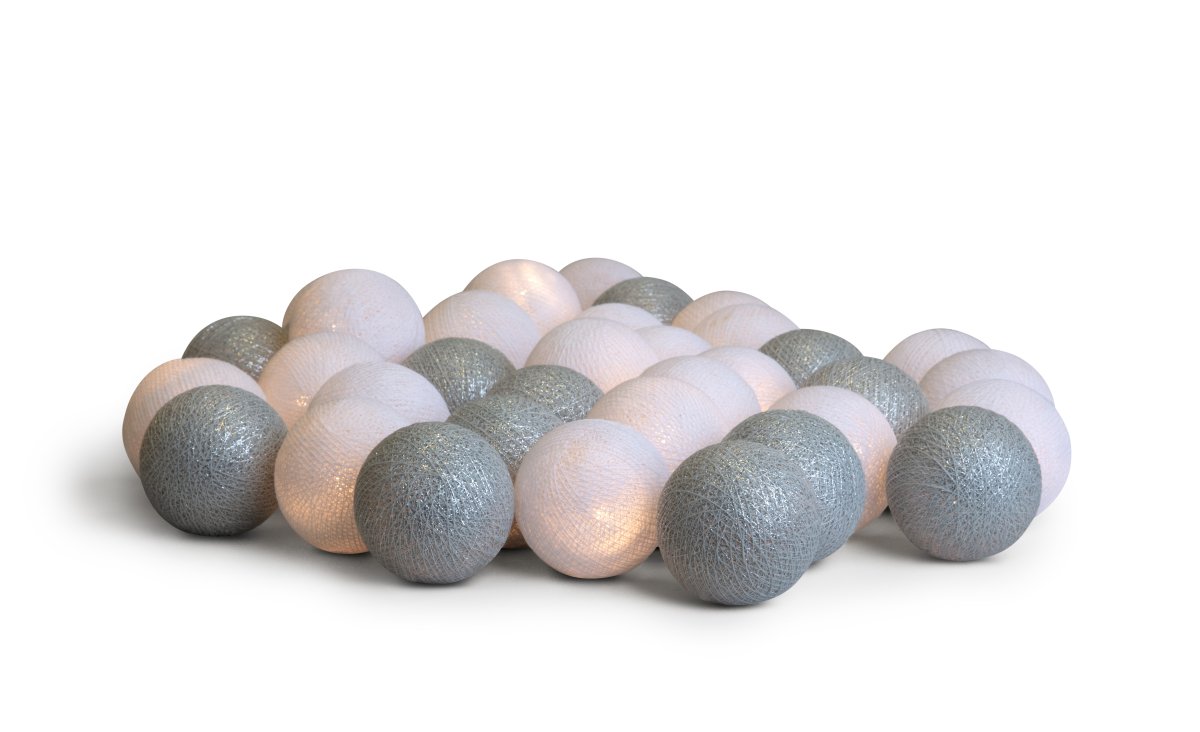 Irislights Silver 35-lights Zilver Van Irislights - De elegante zilveren lichtslinger van Irislights is een prachtige lichtbron gemaakt van handgemaakte bollen van katoen en polyester.