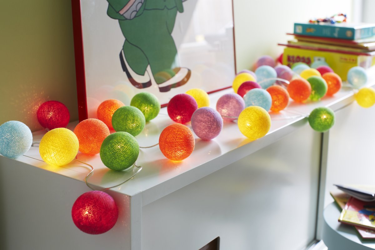 Irislights Tivoli 20-lights Veelkleurig Van Irislights - De lichtslinger is gemaakt van kunststof met handgemaakte bolletjes van katoen en polyesterdraad.