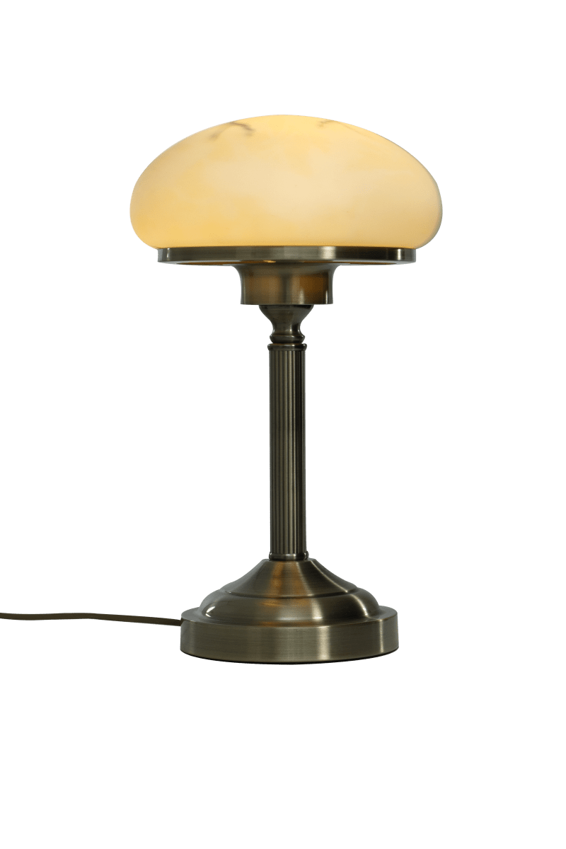 August 38cm Antiek messing tafellamp Van Aneta Lighting - Met een antiekkleurige metalen voet en een prachtig gemarmerde beige glazen kap verspreidt August een aangenaam, zacht licht en past perfect op een dressoir of in een raam.