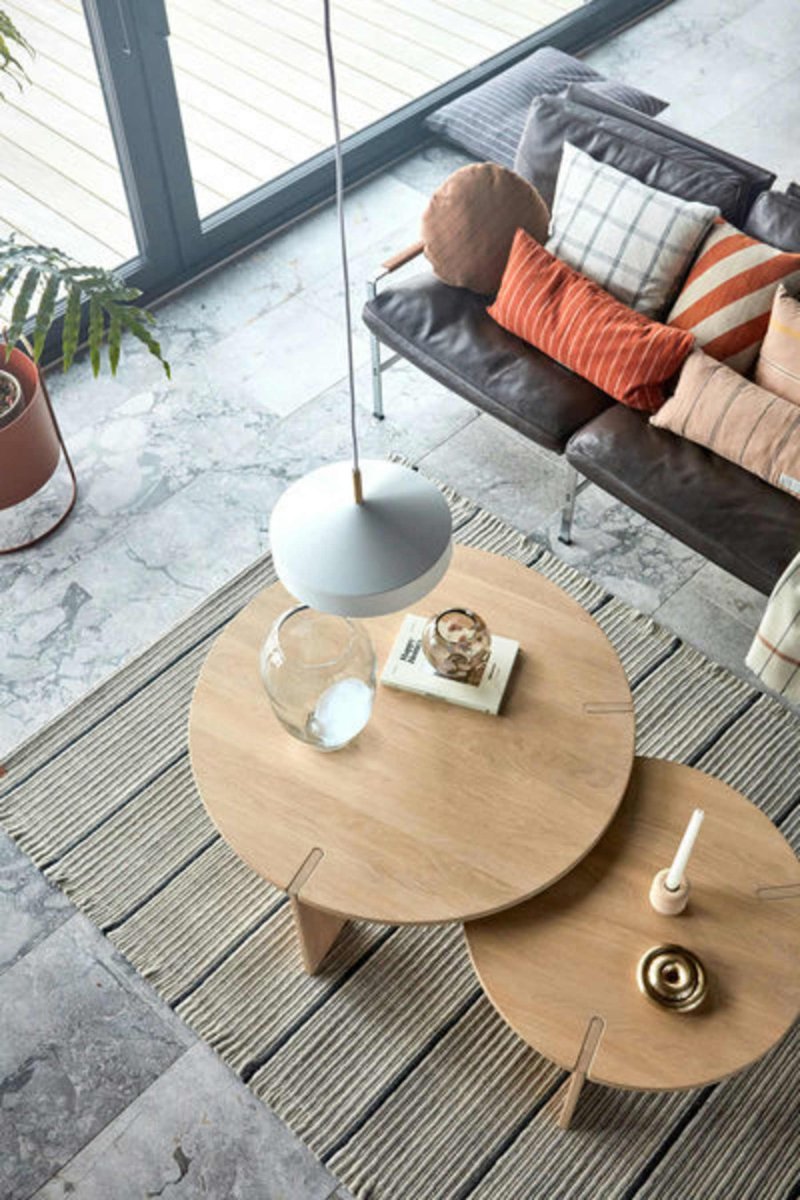 Hatto Ø30 Wit hanglamp Van OYOY - De Hatto hanglamp in het wit heeft een stijlvol design met een matte afwerking, elegante messing details en een textielsnoer.