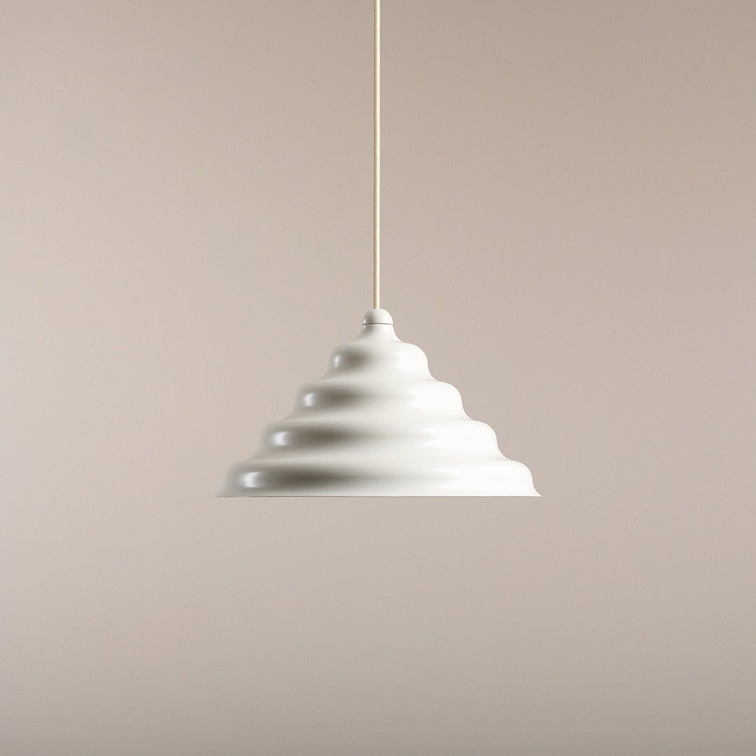Wave Ø30 Crèmewit hanglamp Van Artera - Wave is een moderne hanglamp met een retrodesign, waardoor het een veelzijdige lamp is die in elk huis past.