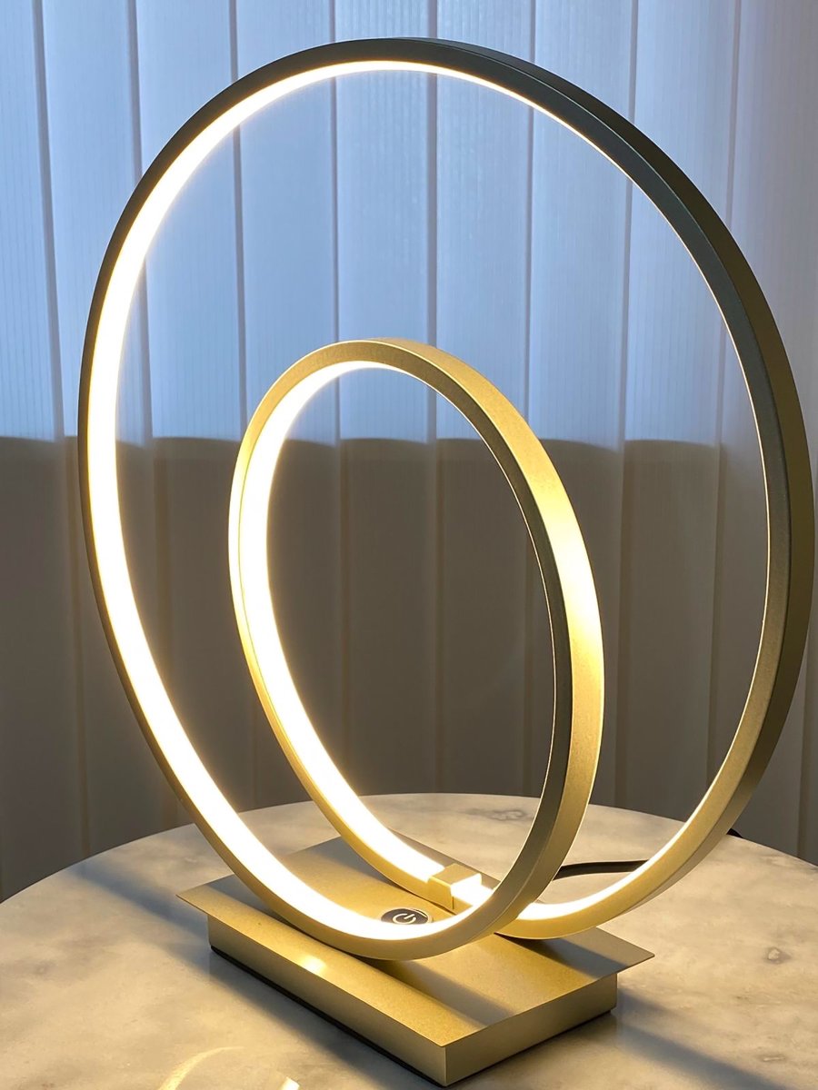 Loop 37cm Champagne tafellamp Van Aneta Lighting - Geïntegreerde 14W LED die dimbaar is met een 3-staps dimmer op de lampvoet.