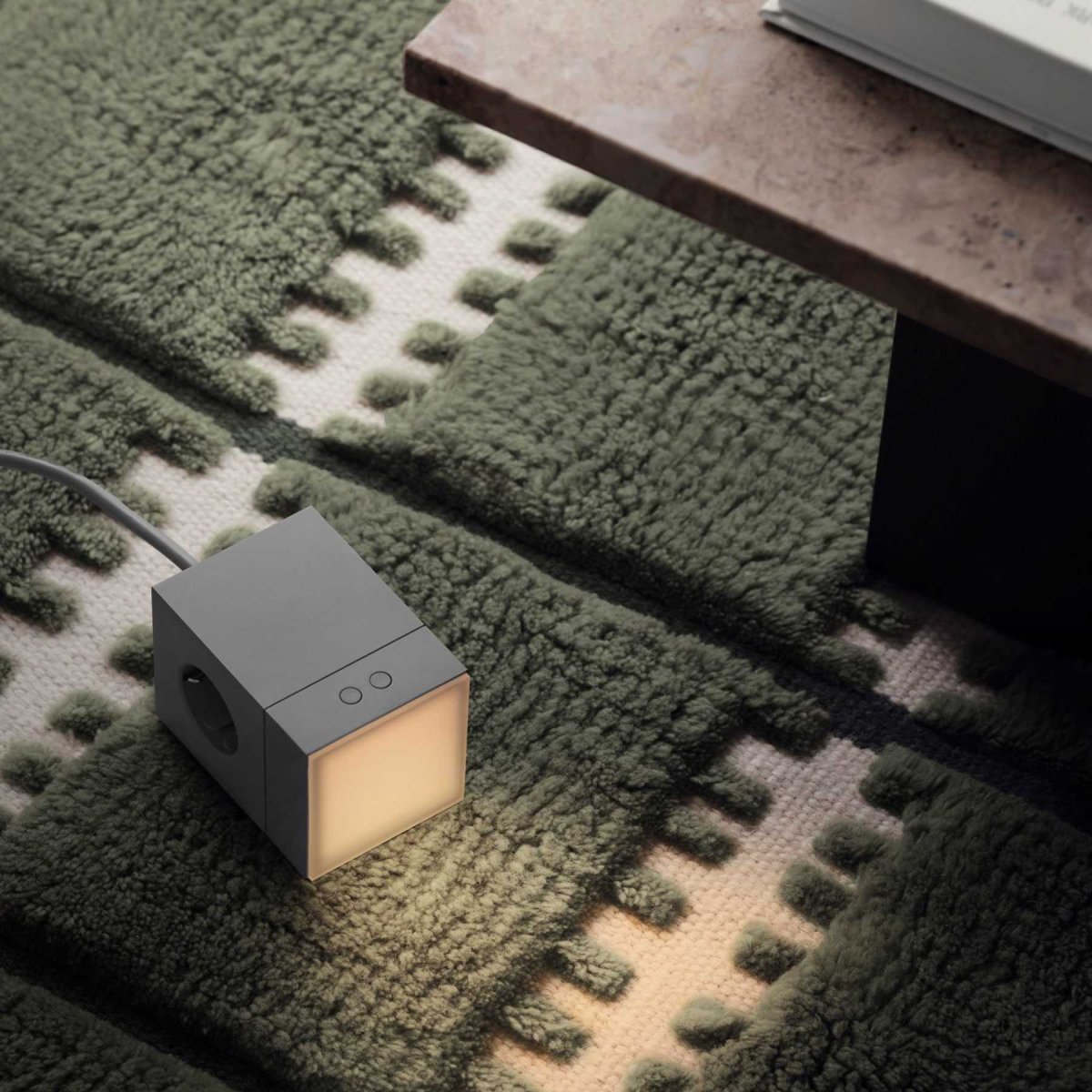 LAMP 1 - EU Grijs Van Avolt - Deze handige kleine lamp kan direct in het stopcontact (230V) worden gestoken en is perfect als nachtlampje of sfeerverlichting in de hal, slaapkamer of andere ruimtes waar u een zacht licht wilt.