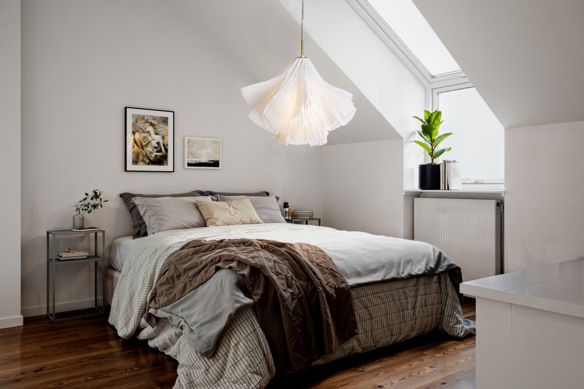 Juliette Ø75 Wit hanglamp Van By Rydéns - Dankzij de unieke vorm en elegante details is Juliette een uitstekende keuze voor wie op zoek is naar een plafondlamp die er niet alleen mooi uitziet, maar ook de juiste sfeer in de kamer uitstraalt.