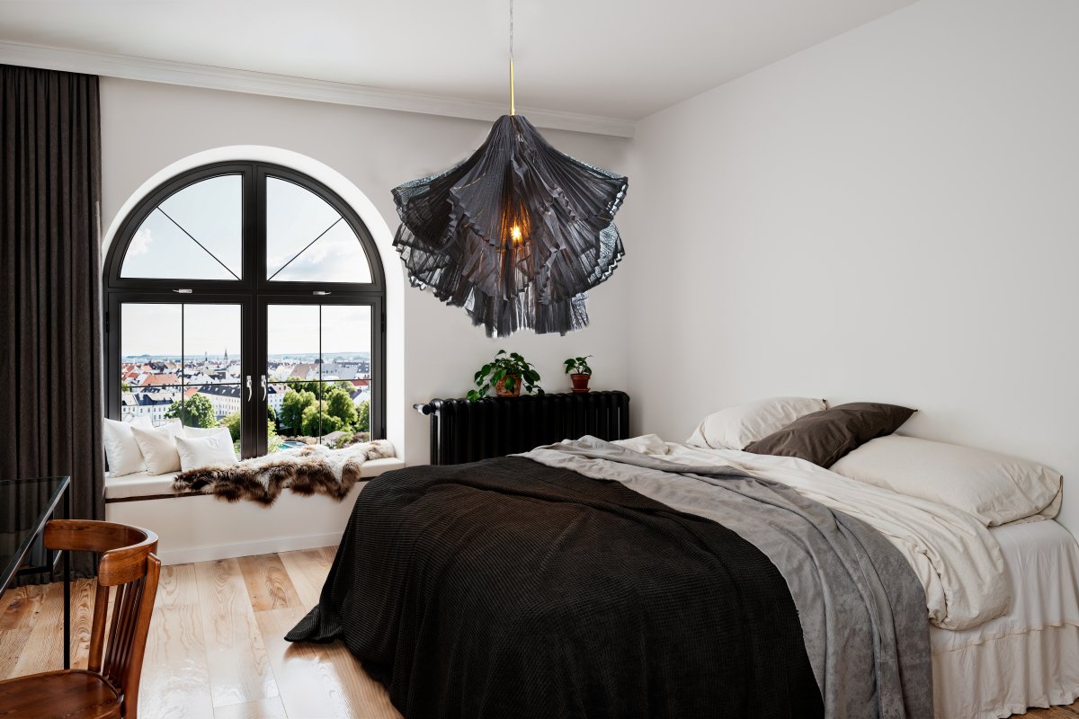 Juliette Ø75 Zwart hanglamp Van By Rydéns - Dankzij de unieke vorm en elegante details is Juliette een uitstekende keuze voor wie op zoek is naar een plafondlamp die er niet alleen mooi uitziet, maar ook de juiste sfeer in de kamer uitstraalt.