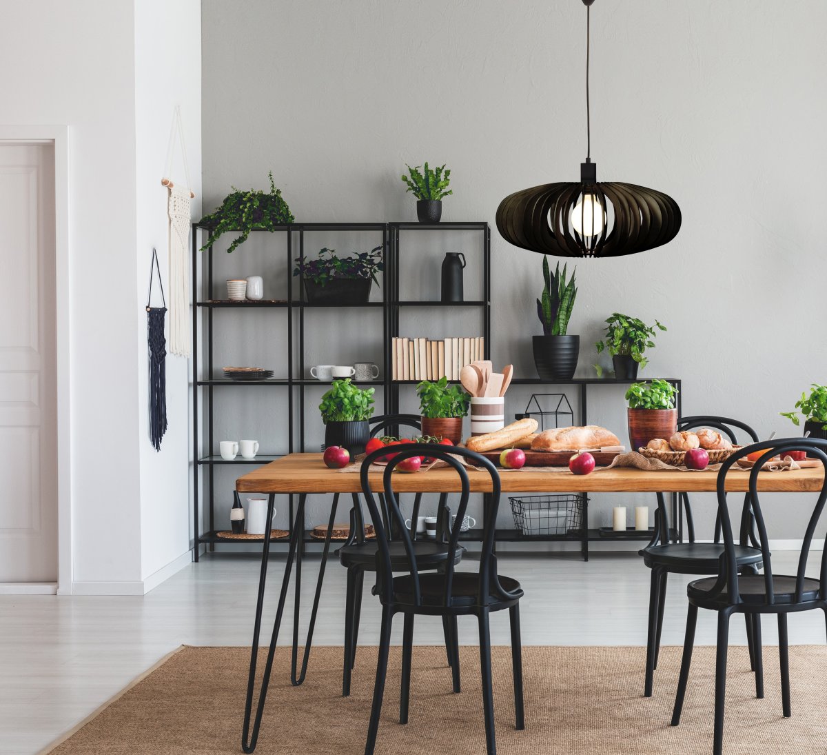Arcos Ø50 Zwart hanglamp Van Aneta Lighting - De elegante Arcos plafondlamp bestaat uit multiplex lamellen in een zacht afgeronde vorm die een prachtig licht- en schaduweffect creëren.
