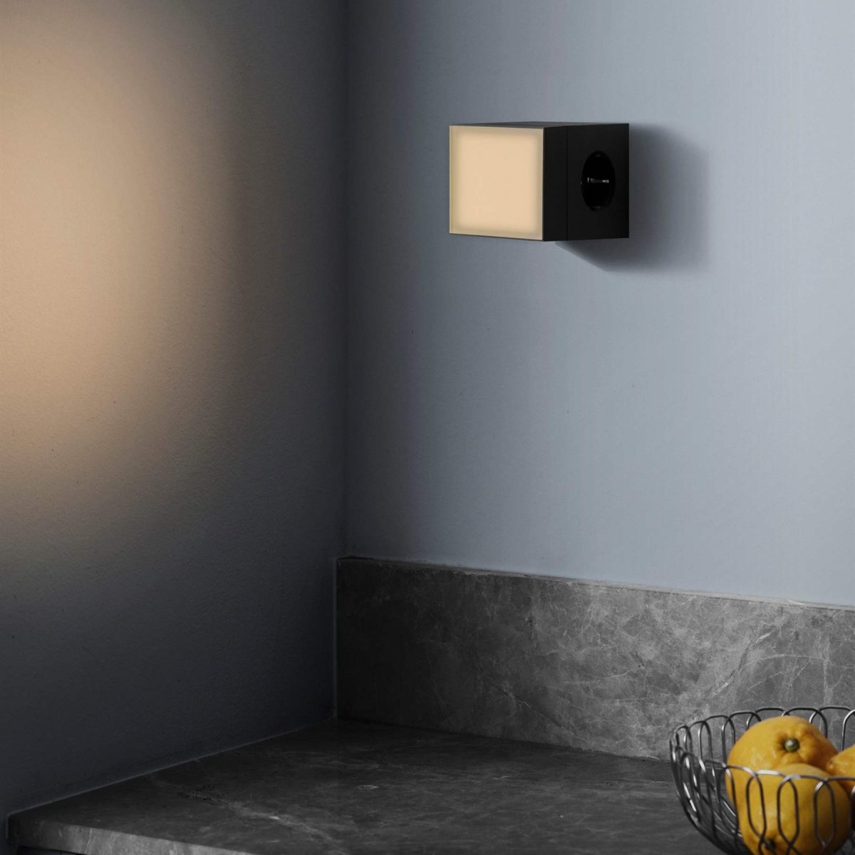 LAMP 1 - EU Zwart Van Avolt - Deze handige kleine lamp kan direct in het stopcontact (230V) worden gestoken en is perfect als nachtlampje of sfeerverlichting in de hal, slaapkamer of andere ruimtes waar u een zacht licht wilt.