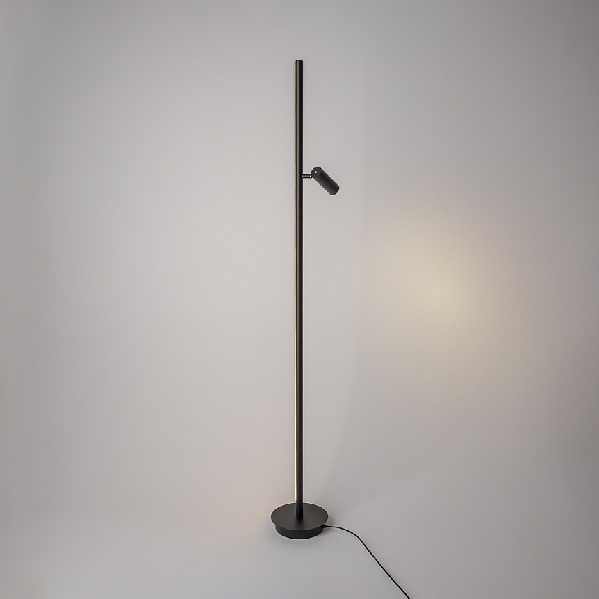 Thin Zwart vloerlamp Van Maytoni - Over de gehele lengte van de lamp loopt een discrete ledstrip, die zacht, algemeen licht in de kamer verspreidt en een warme sfeer cre&euml;ert.