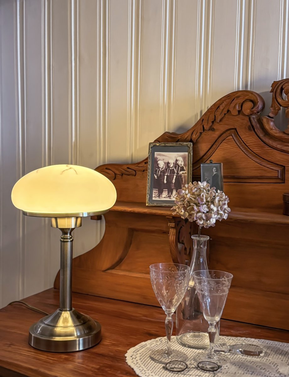 August 38cm Antiek messing tafellamp Van Aneta Lighting - Met een antiekkleurige metalen voet en een prachtig gemarmerde beige glazen kap verspreidt August een aangenaam, zacht licht en past perfect op een dressoir of in een raam.