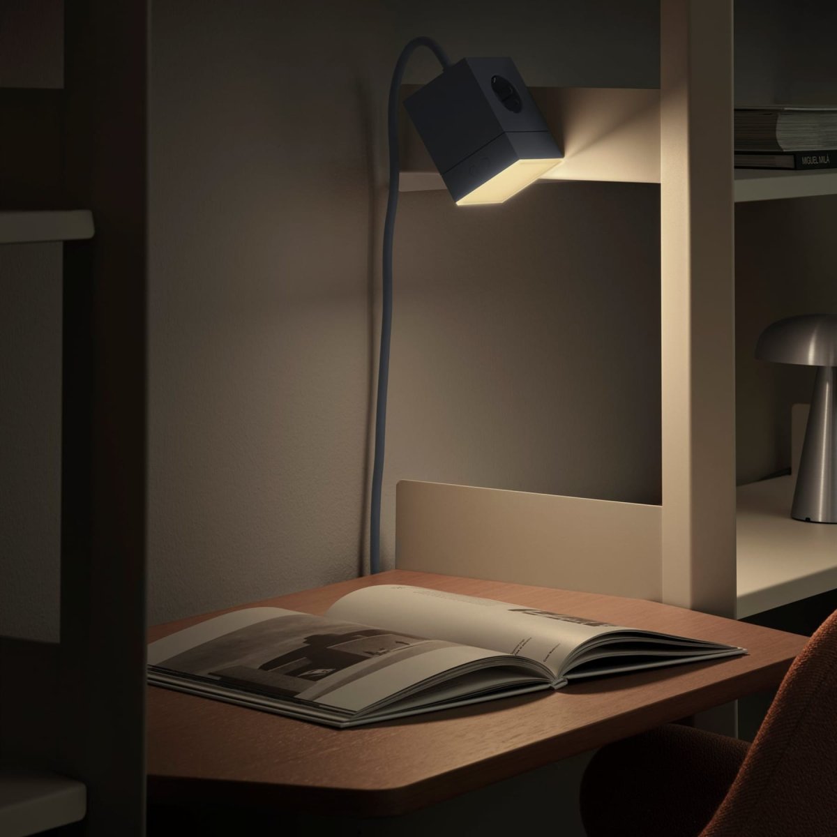 LAMP 1 - EU Blauw Van Avolt - Deze handige kleine lamp kan direct in het stopcontact (230V) worden gestoken en is perfect als nachtlampje of sfeerverlichting in de hal, slaapkamer of andere ruimtes waar u een zacht licht wilt.