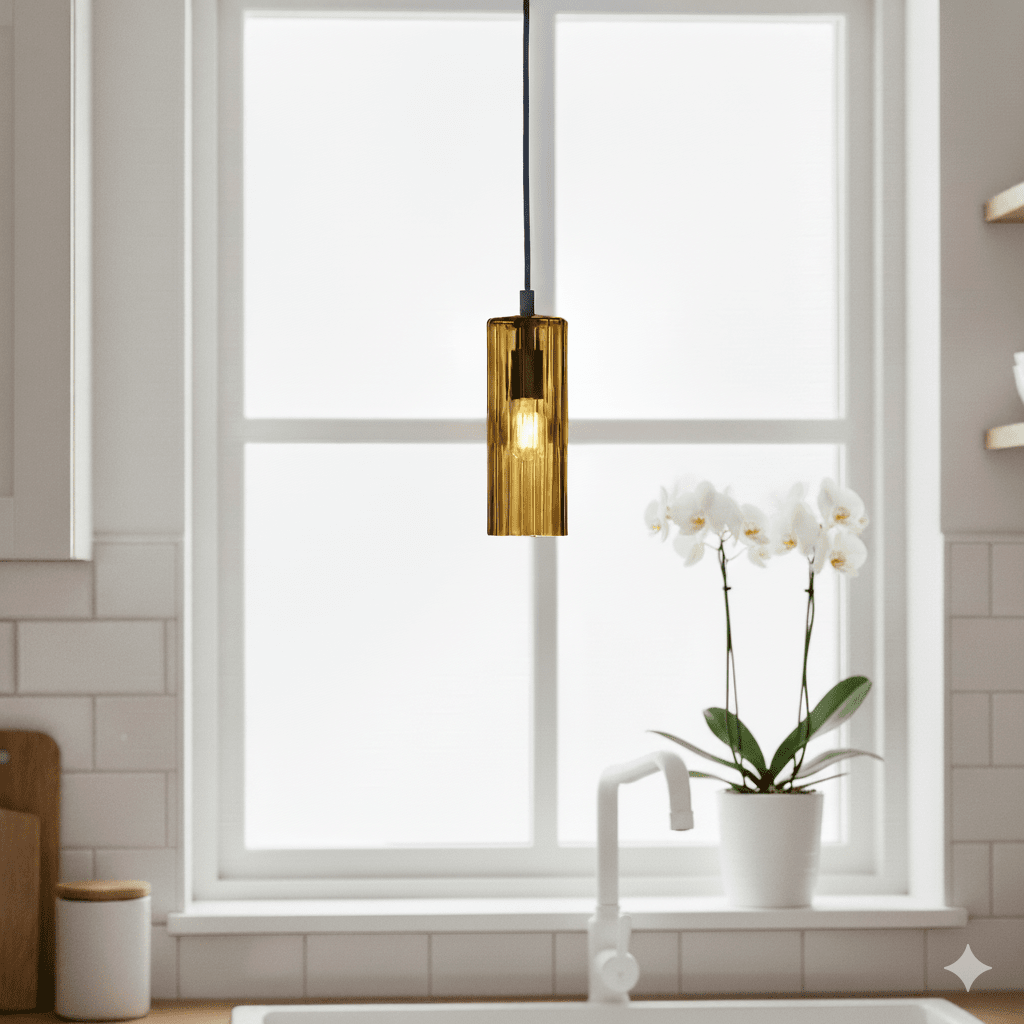 Kiera Ø7 Amber raamlamp Van Cottex - Het geribbelde glas zorgt voor een mooi lichtspel en geeft de lamp een elegante uitstraling.