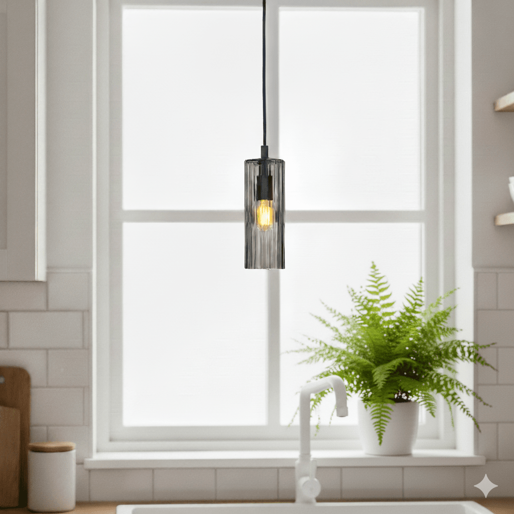 Kiera Ø7 Rookkleurig raamlamp Van Cottex - Het geribbelde glas zorgt voor een mooi lichtspel en geeft de lamp een elegante uitstraling.