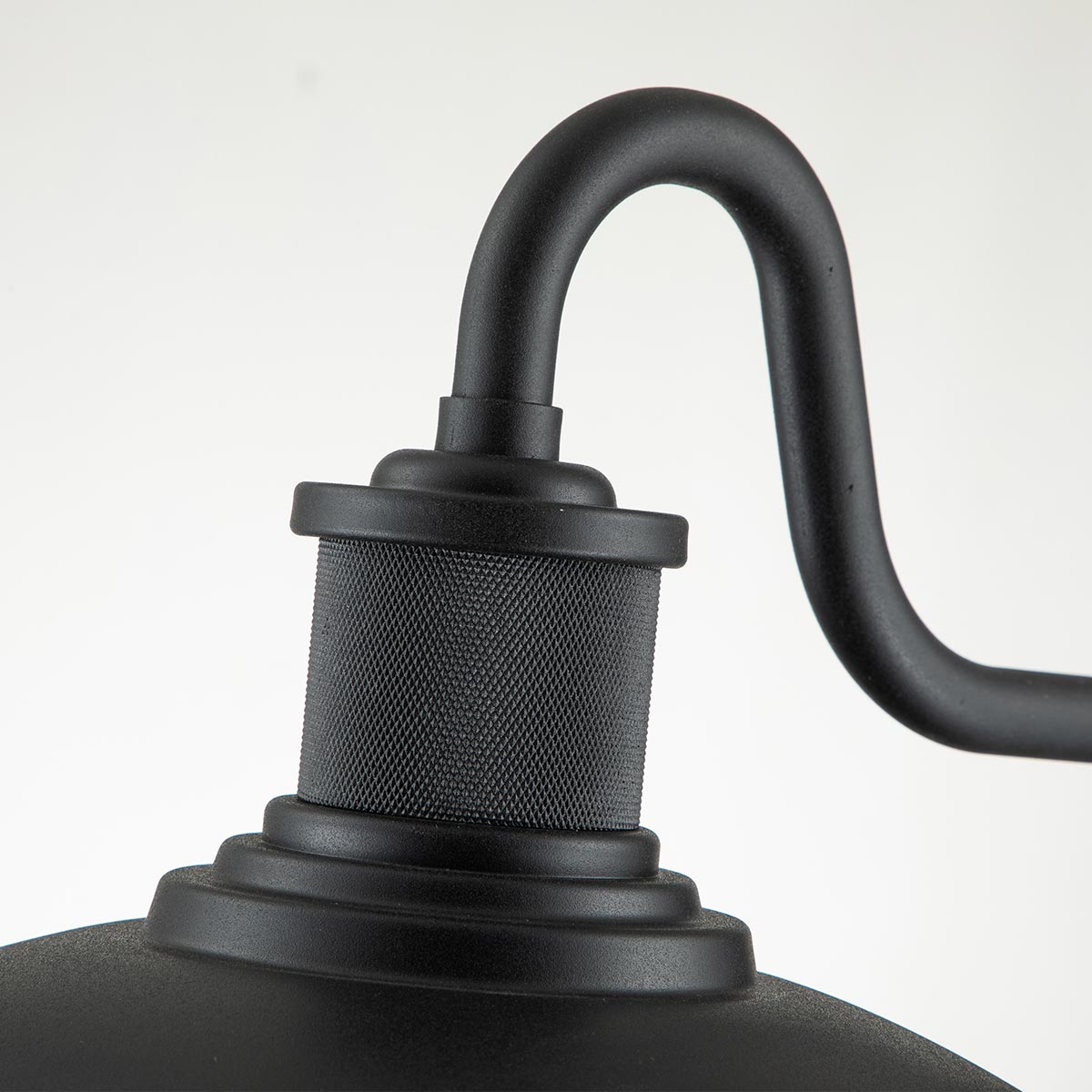 Allenbury Zwart buitenlamp Van Elstead Lighting - De lamp heeft een elegant, zwart oppervlak en is ontworpen om bestand te zijn tegen zware weersomstandigheden.